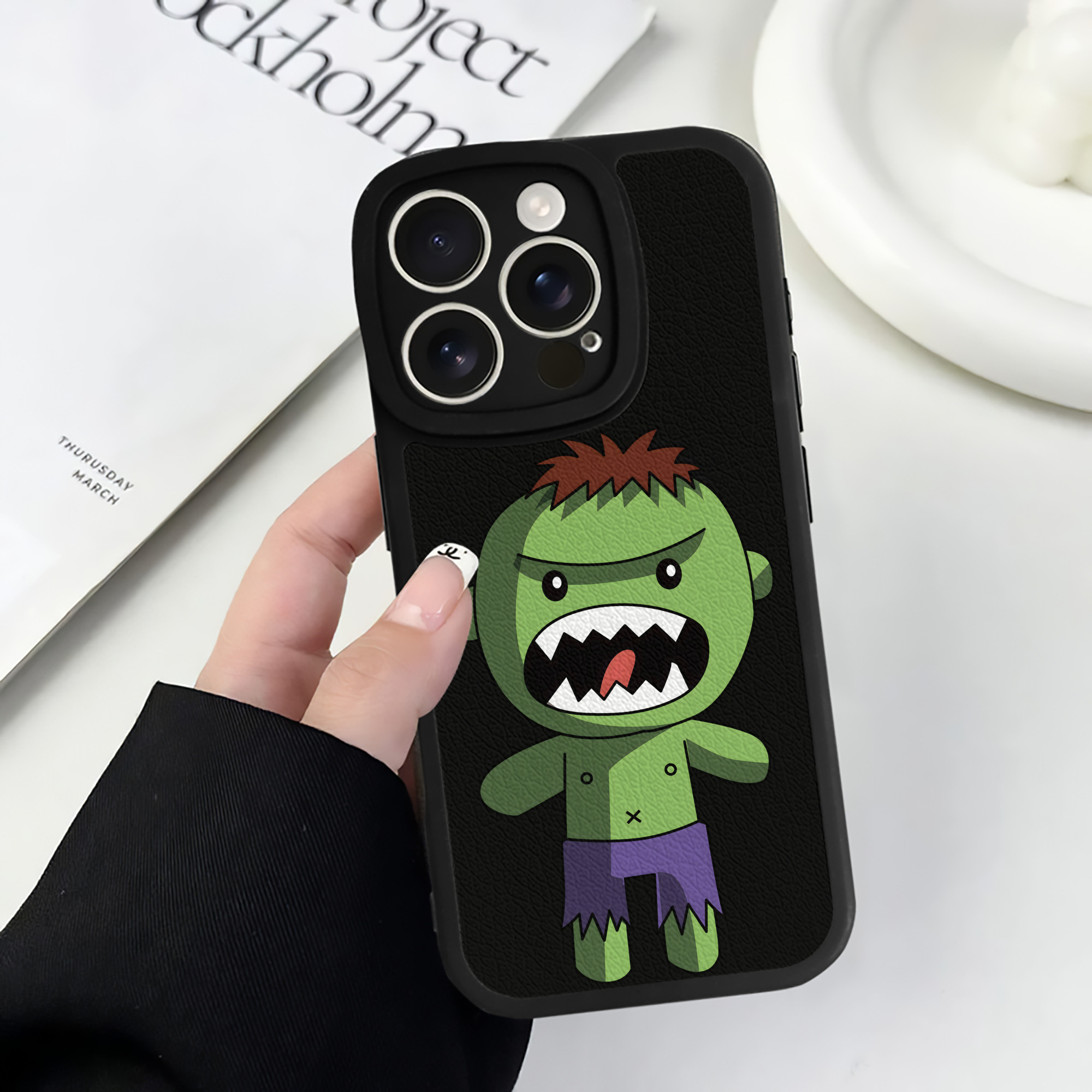（画像用） アベンジャーズ The Avengers 【iPhone 16シリーズ対応】シリコンスマホケース（レザー調） 材質：シリコン